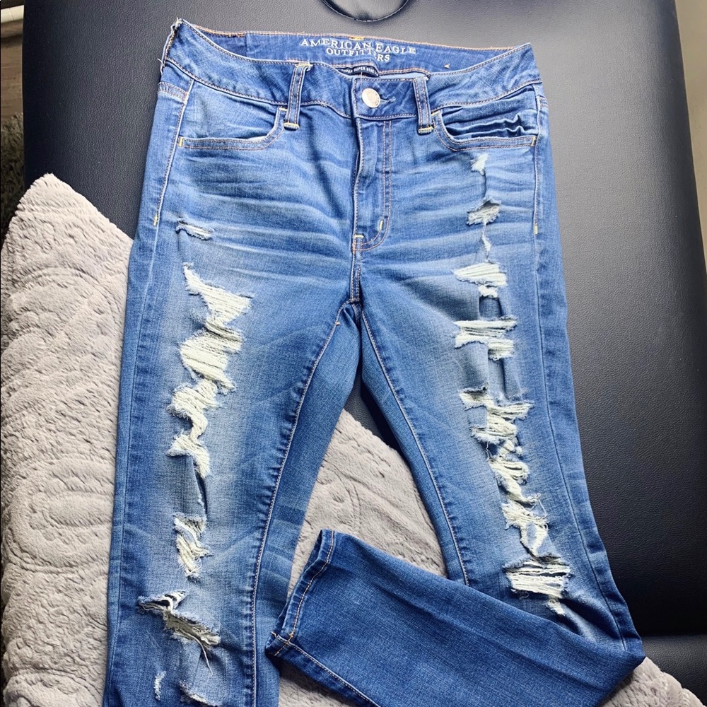 AMERICAN EAGLE DISTRESSED JEANS